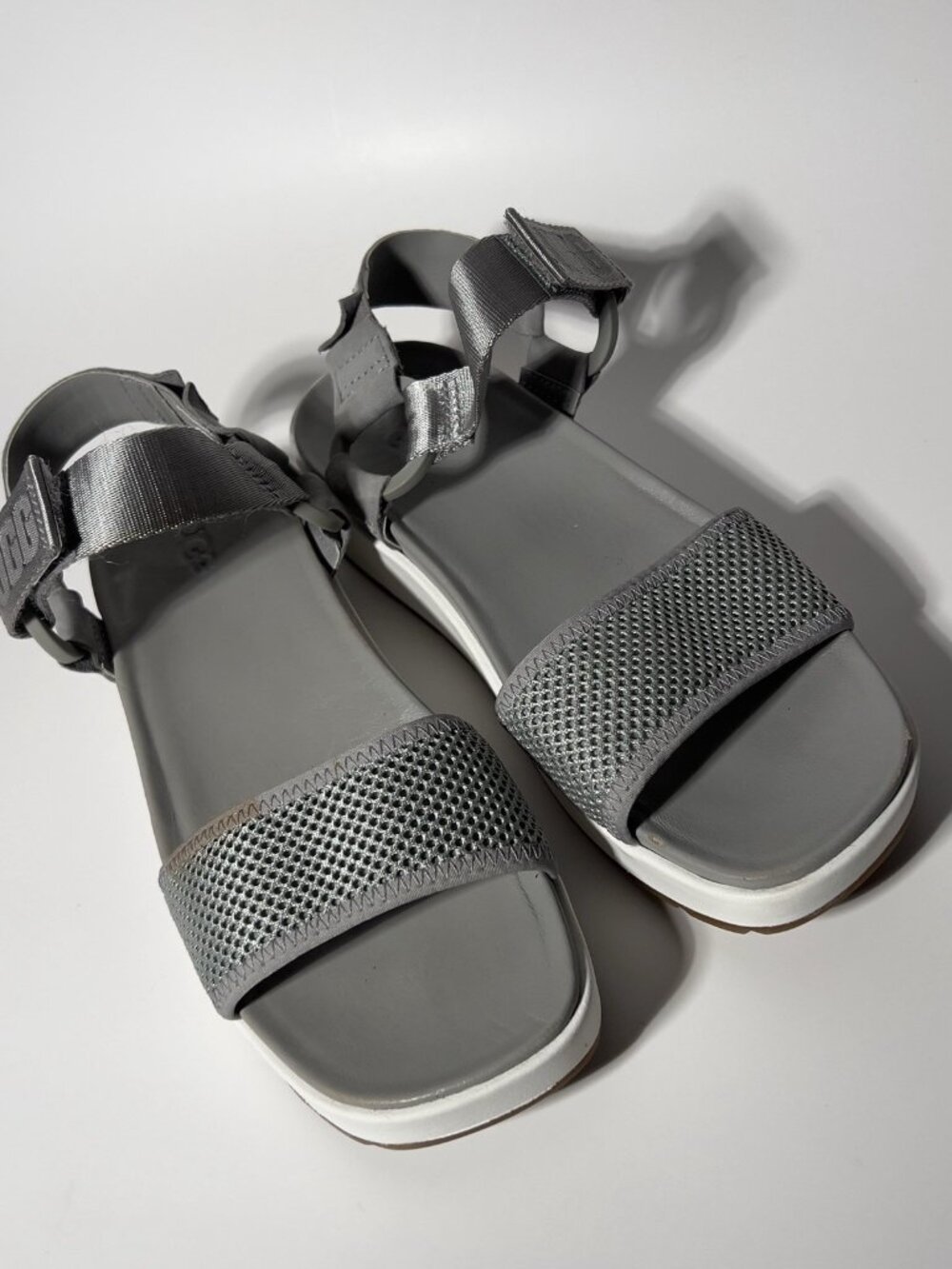 UGG Aissa Women’s Light Gray Metallic Sport Sandals Size 7